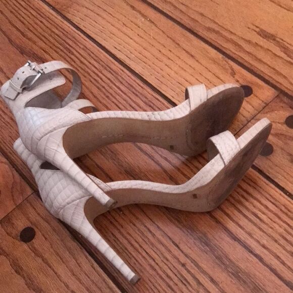 VINCE CAMUTO SPIKE EXOTIC ANKLE STRAP HEELS BEIGE SIZE 9.5 STRAPPY SEXY SHOES - Picture 7 of 9